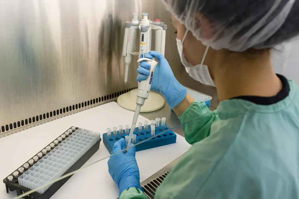 analyse en laboratoire avec une pipette incc